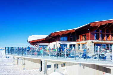 Kafe köşkü olan restoranda dinlenen insanlar Hintersmoxer Gletscher