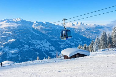 Zillertal kayak merkezi Tyrol Avusturya 'da teleferik ve dağ evi.