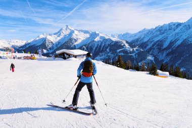 Kayakçı erkekler Avusturya 'daki Penken Parkı' nda kayak yapıyor.
