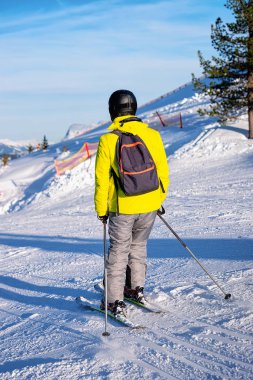 Avusturya 'daki Penken Park' ta kayak yapan adam.