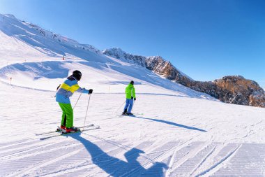 Avusturya 'nın Tyrol kentindeki Hintertux Buzulu' nda kayak yapan Kayakçılar