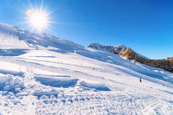 Mannen Skiërs en snowboarders bij de Hintertux gletsjer in Oostenrijk — Stockfoto