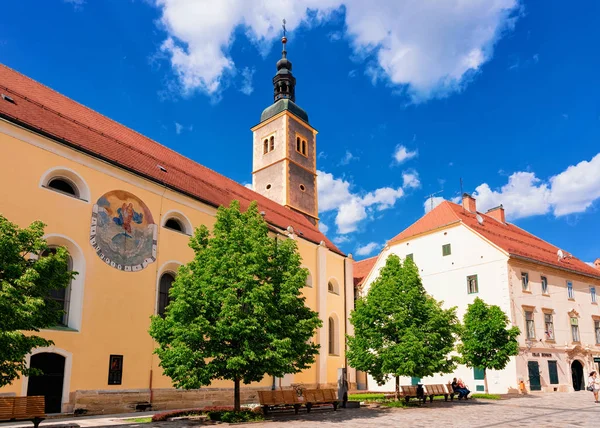 Calle con Iglesia Franciscana de San Juan Bautista Varazdin — Foto de Stock