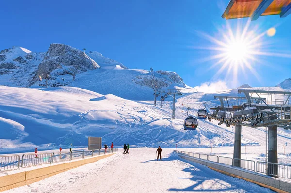 Avusturya 'da Hintertux Buzulu' nda kayak yapan kablo arabalar ve kayakçılar — Stok fotoğraf