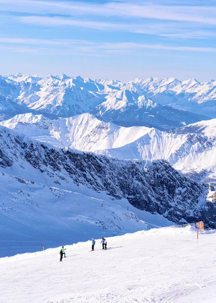 Narciarze męscy na nartach w lodowcu Hintertux w Tyrolu Austrii — Zdjęcie stockowe