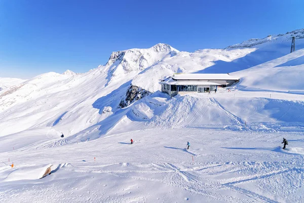 Mannen Skiërs en snowboarders Kabelbaan station op Hintertux Gletsjer — Stockfoto