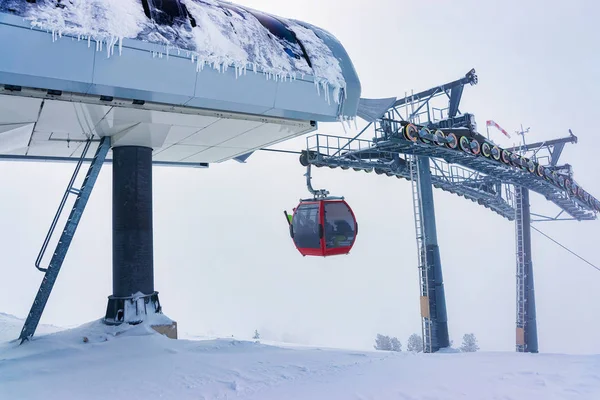 Rode Kabelbaan in skigebied Zillertal Arena Tirol — Stockfoto