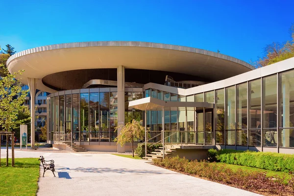 Eingang in gläsernes medizinisches Zentrum in Rogaska slatina — Stockfoto