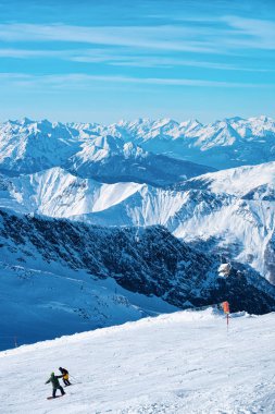 Erkek Kayakçı ve snowboardcu Avusturya Hintertux Buzulu 'nda