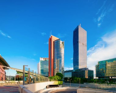 Modern Viyana şehrinde cam işletme binaları mimari