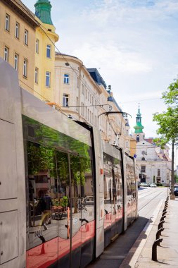 Tipik kırmızı tramvay Viyana Wiedner Hauptstrasse yolunda.