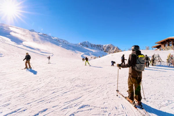 Hombres Esquiadores esquiando en el glaciar Hintertux del Tirol en Austria —  Fotos de Stock