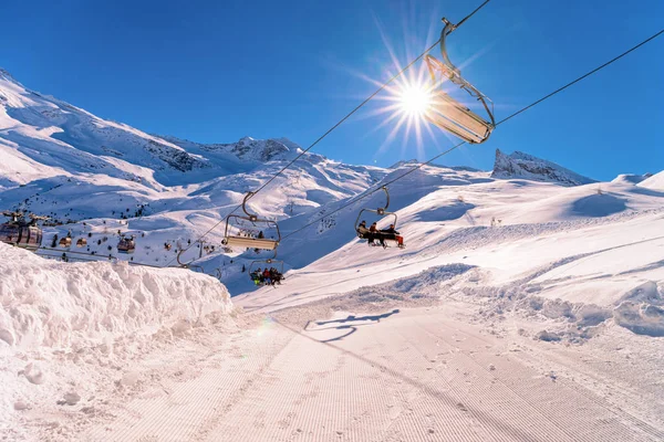 Skiërs op stoeltjesliften bij Hintertux Glacier in Oostenrijk — Stockfoto