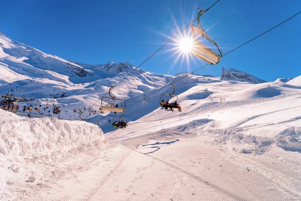 Esquiadores em elevadores de cadeira Geleira Hintertux na Áustria — Fotografia de Stock