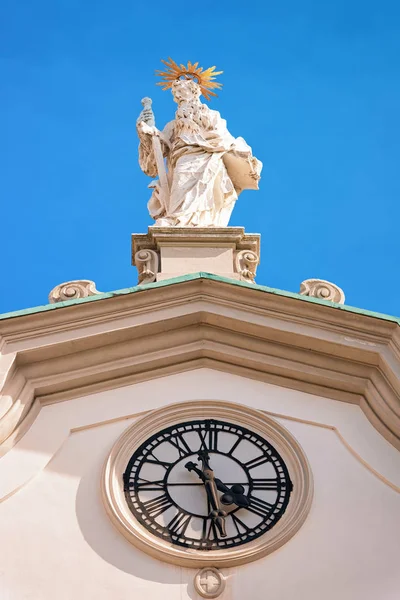 Статуя Святого Михайла Архангела з церкви Маріахільфа Відня. — стокове фото