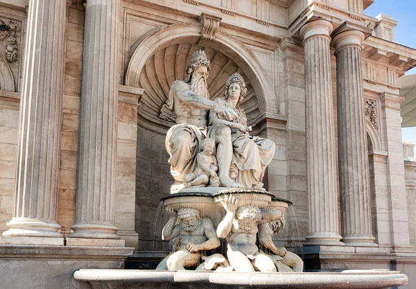 Statues de la fontaine Neptune au Musée Albertina sur Albertinaplatz Vienne — Photo