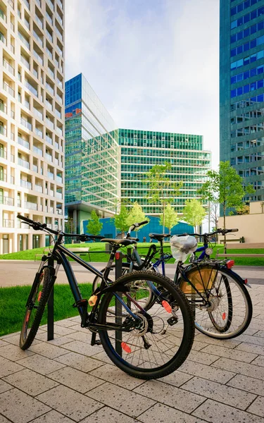 Kerékpárok parkolt a modern apartman lakó- és lakás épület Bécs — Stock Fotó