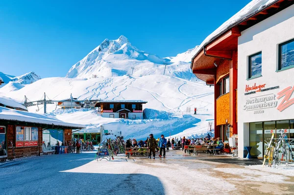 Persone che si rilassano al ristorante e caffè chalet casa Hintertuxer Gletscher — Foto Stock