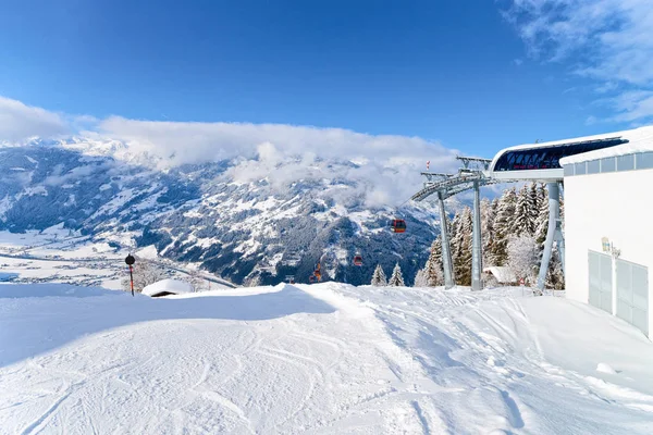 Funivie rosse e stazione sciistica Zillertal Arena Tirolo Austria — Foto Stock