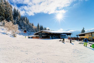 Avusturya 'daki Zillertal Arena kayak merkezinde güneş parlıyor