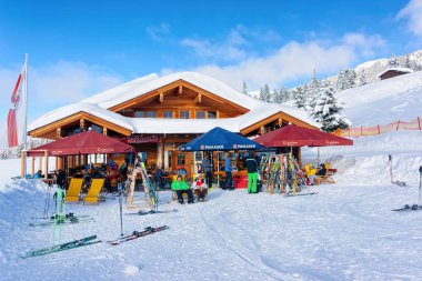 Avusturya 'daki Zillertal Arena' daki restoranda dinlenen insanlar