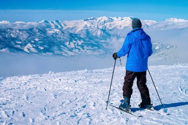 Zillertal Arena kayak merkezi Avusturya 'da kayak yapan adam.