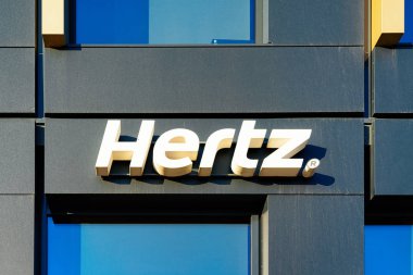 Modern iş binası üzerine Hertz logosu