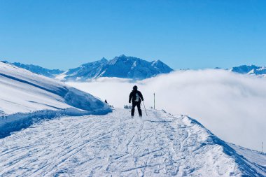 Avusturya 'daki Zillertal Arena kayak merkezinde kayak yapan adam.