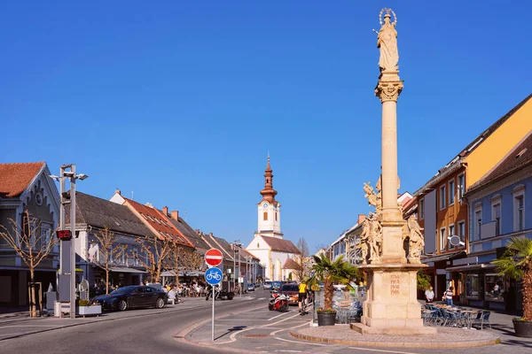 Náměstí s morovou sochou a kostelem Leibnitz v Rakousku — Stock fotografie