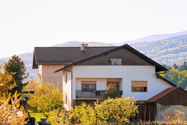 Reihenhaus-Architektur der Wohnung Wohnhaus in Slovenska bistrica — Stockfoto