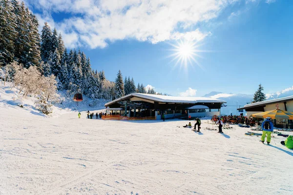 阳光闪耀在奥地利梅罗芬的Zillertal Arena滑雪胜地 — 图库照片