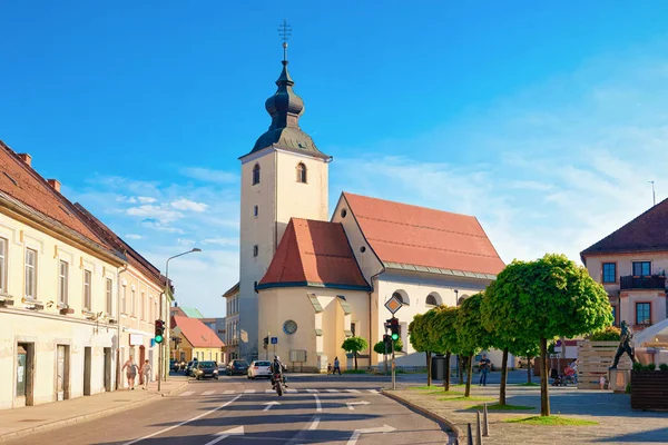 Plaza principal de la Libertad en la Iglesia en Slovenska Bistrica — Foto de Stock