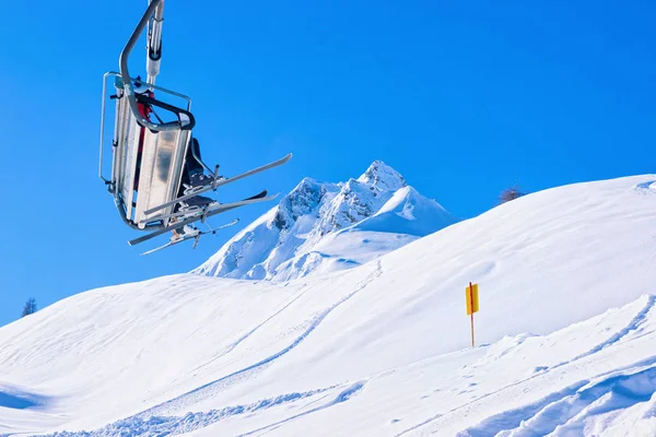 Skiërs in stoeltjesliften bij de Hintertux gletsjer in Oostenrijk — Stockfoto