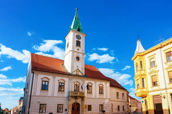 Věž na radnici s vlajkami ve Varazdinu — Stock fotografie