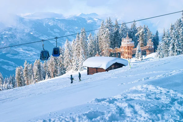 Kolejki linowe i schronisko w ośrodku narciarskim Zillertal Tyrol Austria — Zdjęcie stockowe