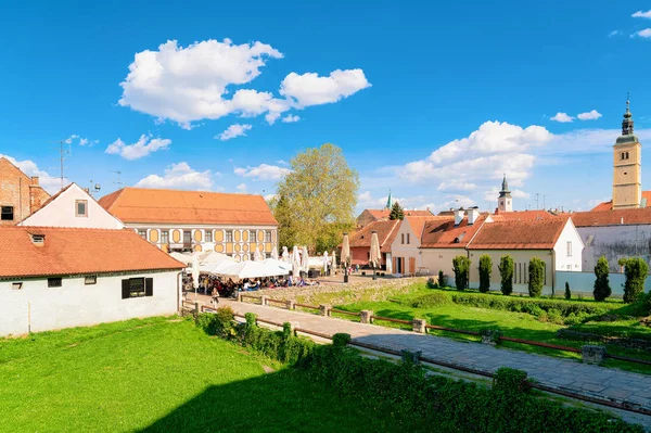 Människor på gatan kaféer och restauranger i Gamla stan i Varazdin — Stockfoto