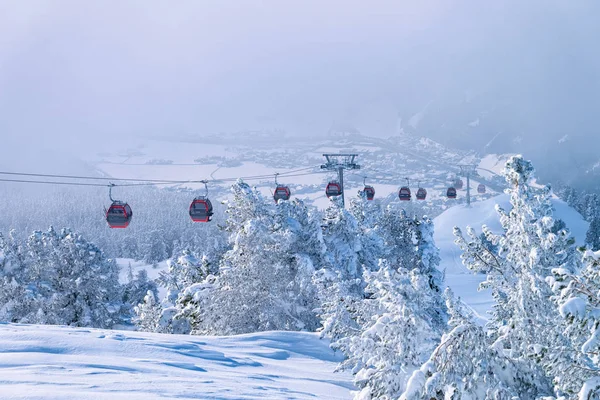 Red Cable bilar i Zillertal skidort Tyrolen Österrike — Stockfoto