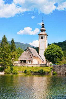 Manzara ve Kilise St John Baptist Bohinj Gölü Slovenya