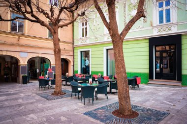 Slovenya 'nın Celje eski kentinde kafeli şehir manzarası