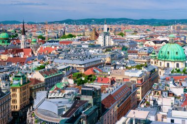 Viyana 'nın eski şehir merkezindeki Stephansdom' dan panoramik hava manzarası