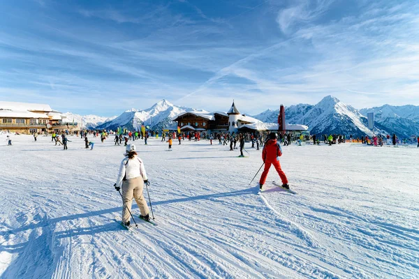 People Skier skiing in ski resort Penken Park of Austria — Stock Photo, Image