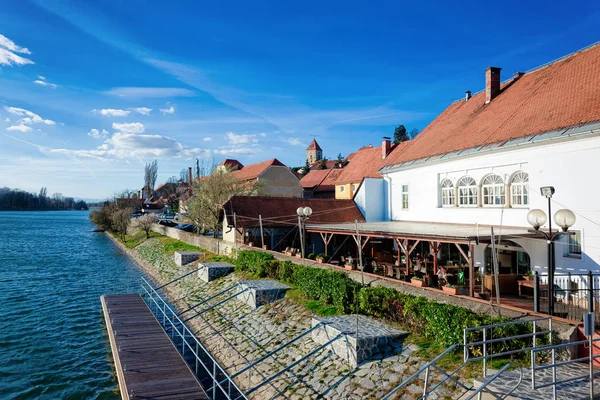 Ptuj城ドラヴァ川スロベニアのストリートカフェの街の風景 — ストック写真