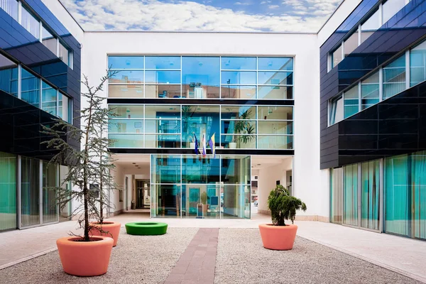 Modernes bürogebäude im zentrum von celje altstadt slowenien — Stockfoto