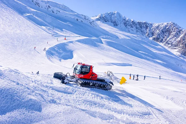 Mensen met Ski en snowboard bij Hintertux Glacier ratrack werken — Stockfoto