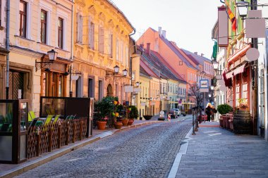 Slovenya 'daki Ptuj eski kasaba merkezindeki sokak kafeleri