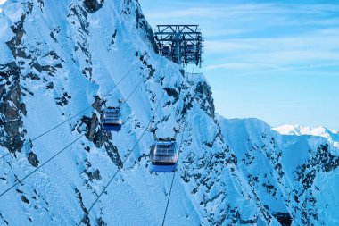 Avusturya 'nın Hintertux Buzul kayak merkezindeki kablolu arabalar
