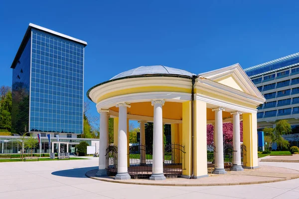 Tempelpavillon in der Altstadt im medizinischen Zentrum rogaska slatina — Stockfoto