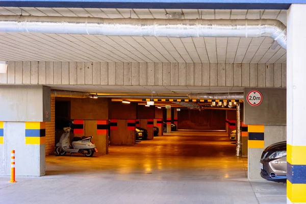 Estacionamento subterrâneo no centro de negócios Vilnius — Fotografia de Stock