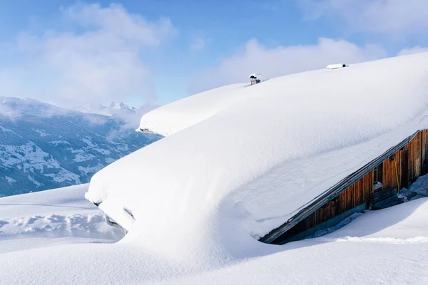 Paisaje con chalet cubierto de nieve casa de Zillertal Arena Austria — Foto de Stock