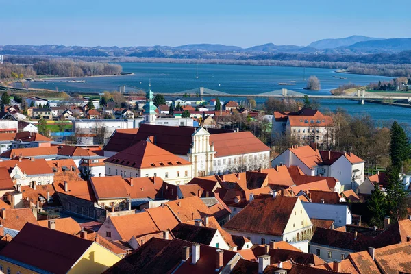 Panoramautsikt över Ptuj gamla stan och Drava floden Slovenien — Stockfoto